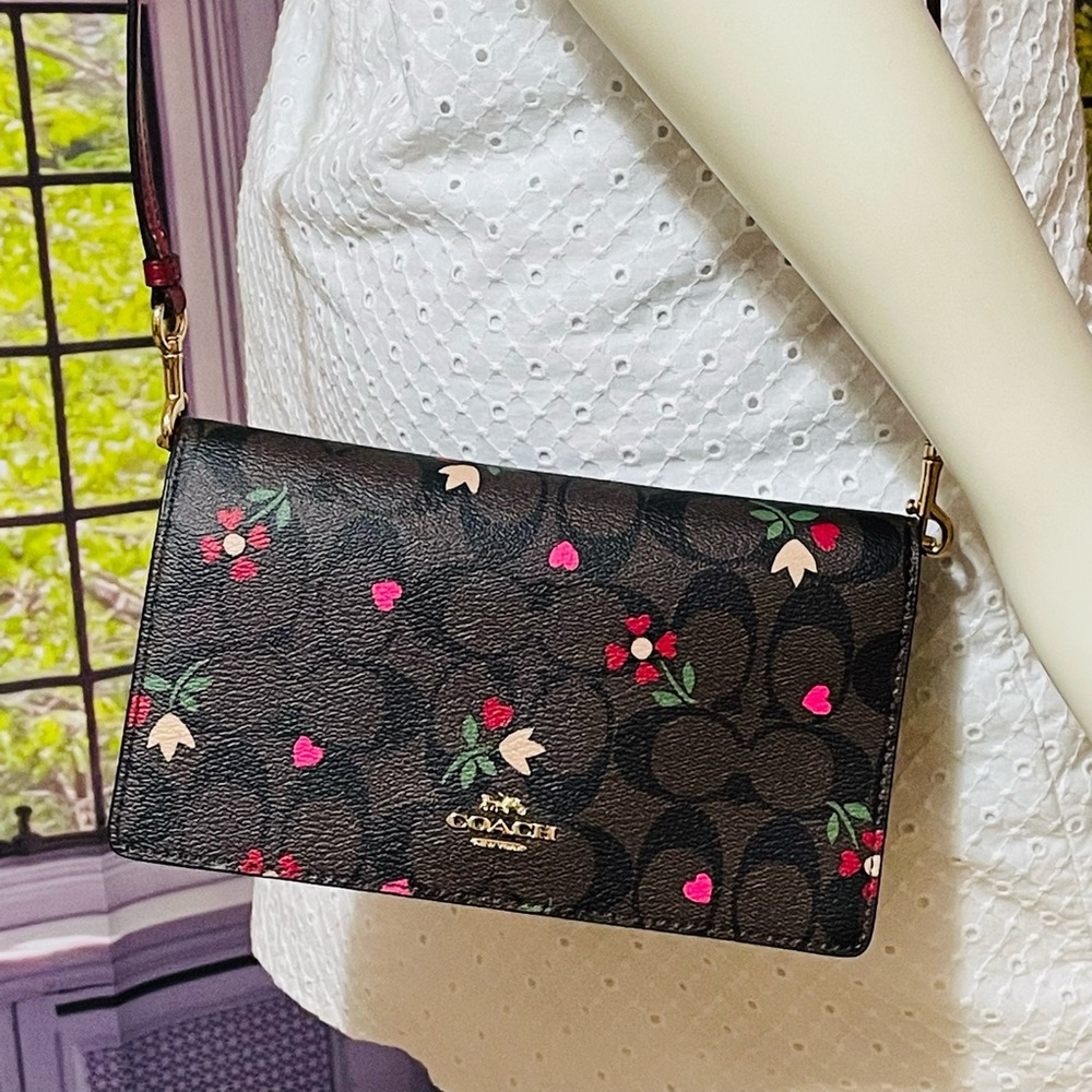 NWT Coach Anna Foldover Clutch Crossbody in Signature Canvas with heart print - Picture 3 of 13